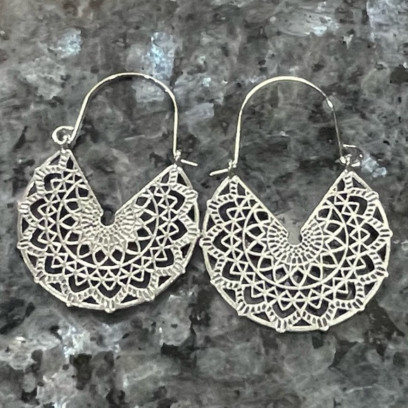 2/$25 or 3/$35 NWOT Silver toned detailed Southwestern style hoop earrings - Picture 2 of 4